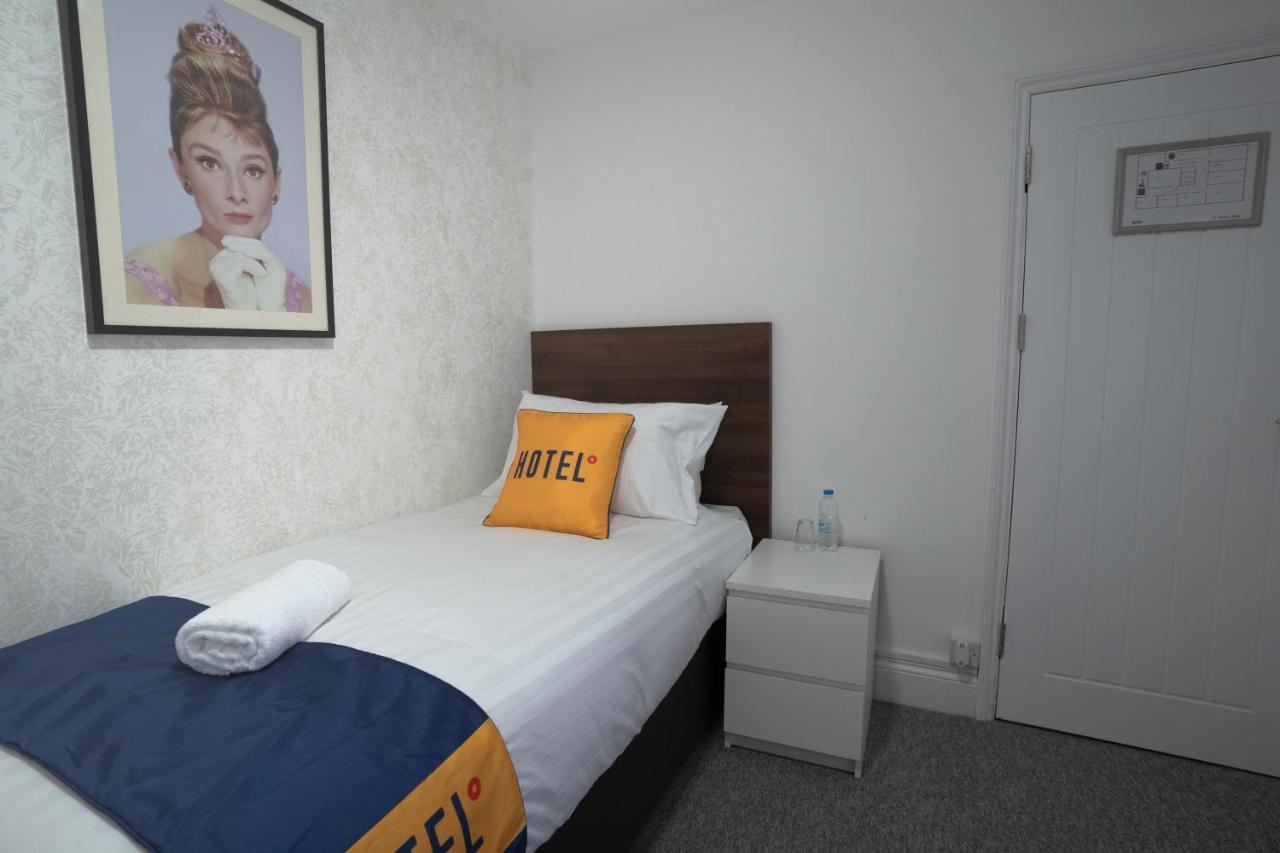 Oyo Brunel Hotel Uxbridge Exterior photo